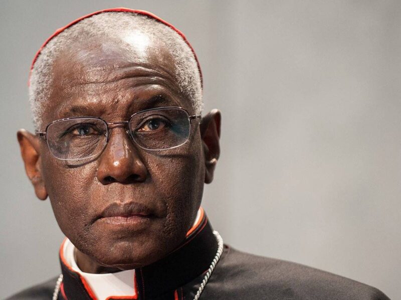 दुनिया पर इस्लाम के हमले की चेतावनी देने वाले अफ्रीकी कार्डिनल राबर्ट सारा को पोप फ्रांसीस ने बर्खास्त किया